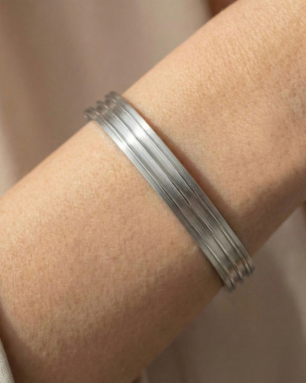 Tulle Crest Bangle